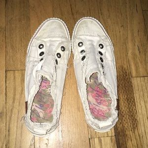 Size 8 white blowfish slip on shoes